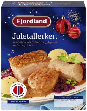 Bilde: © Fjordland / Oda Fjordland Juletallerken Med ribbe, medisterkake, julepølse, rødkål og poteter