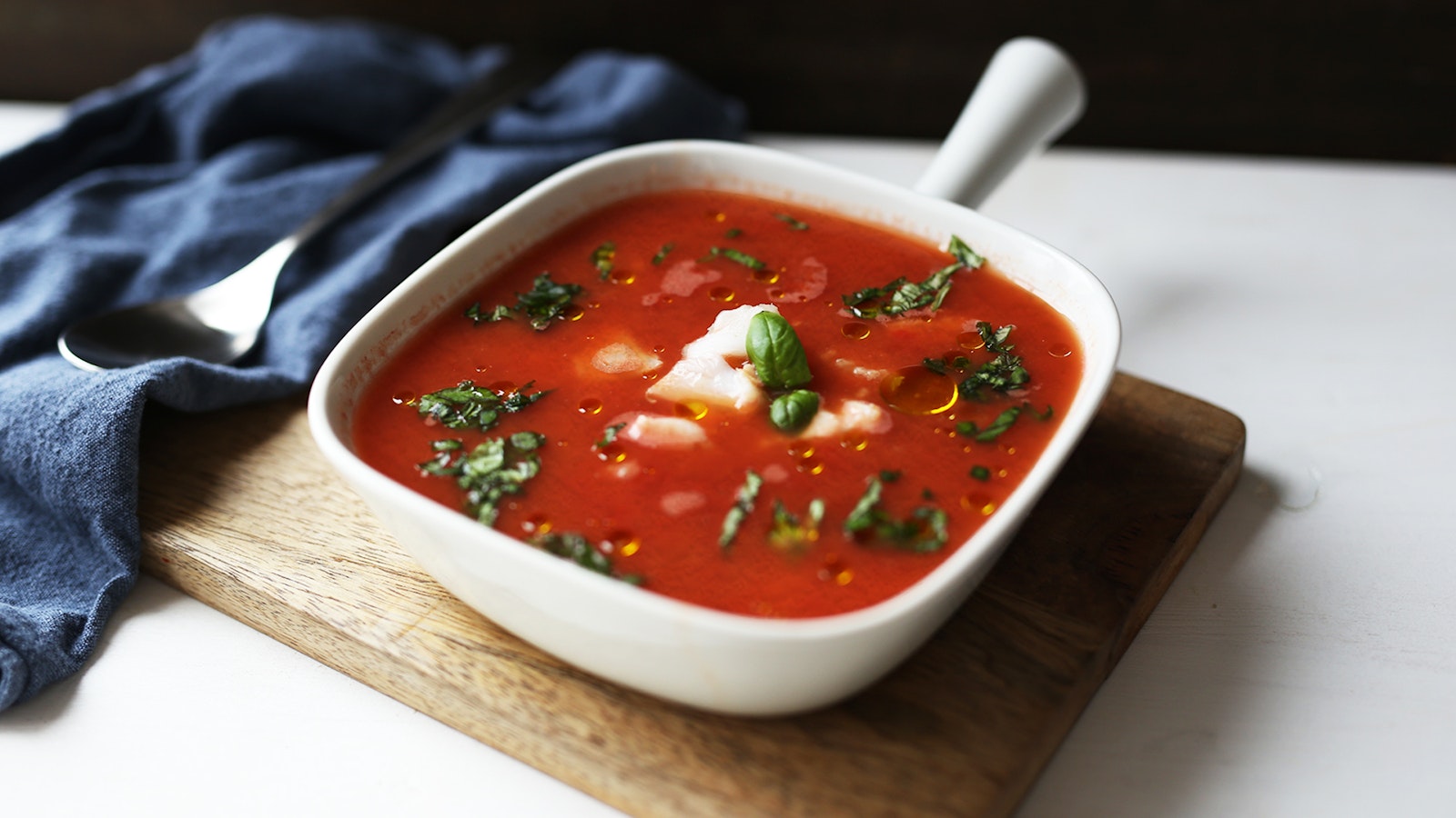 Rask tomatsuppe med hvit fisk og basilikum