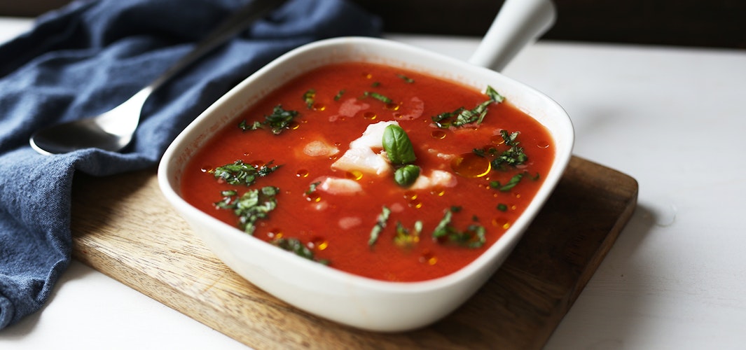 Rask tomatsuppe med hvit fisk og basilikum