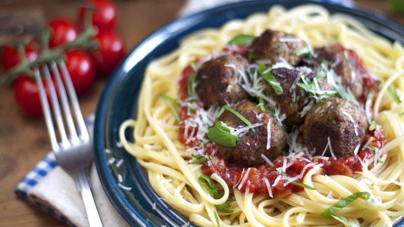 Pasta og italienske kjøttboller i tomatsaus