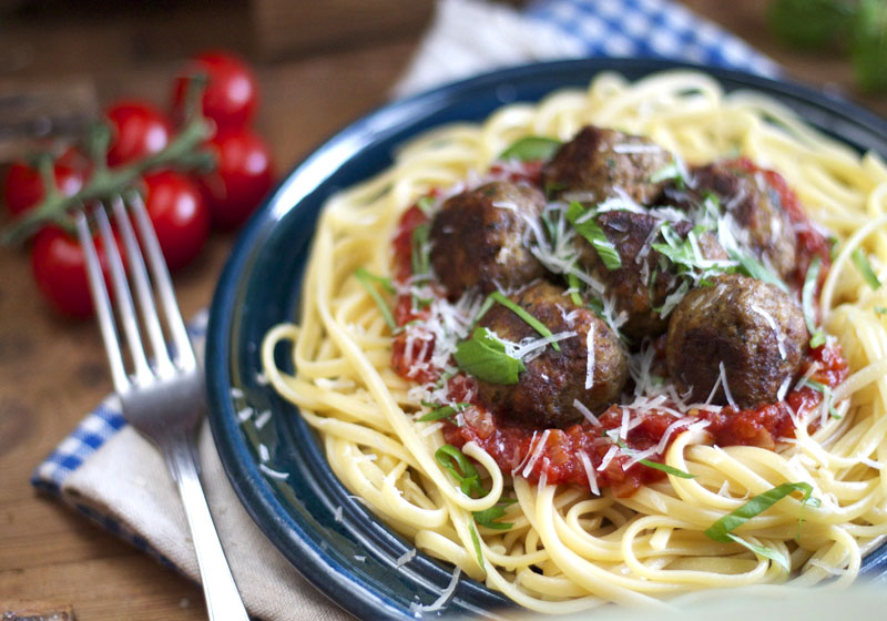 Pasta og italienske kjøttboller i tomatsaus