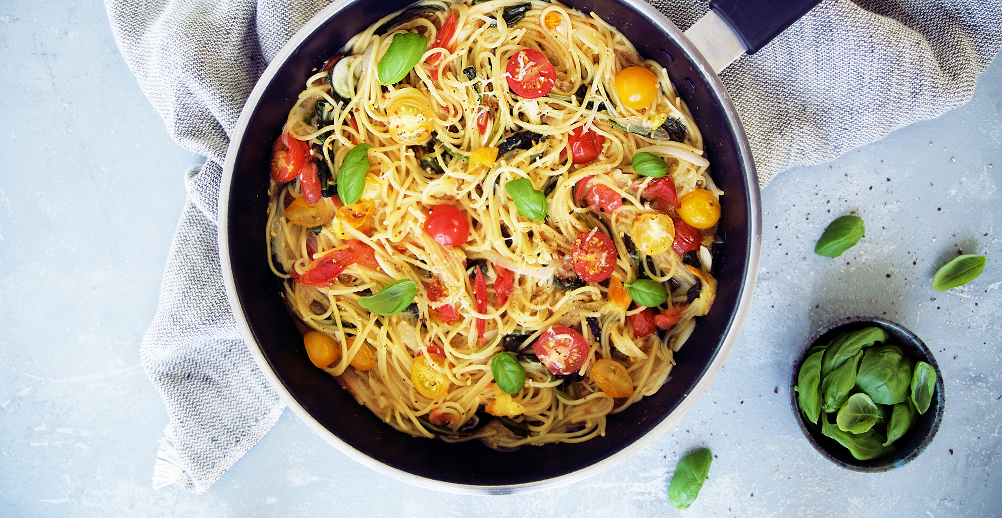 Alt-i-ett panne med spaghetti, tomater og spinat