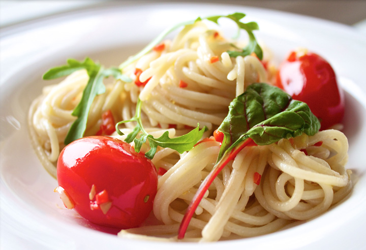 Spaghetti med chilli, hvitløk, stekte perletomater og ruccola