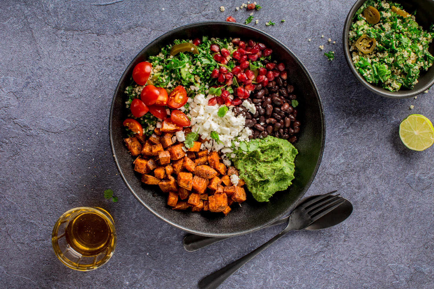 Supersalat med quinoa, grønnkål, bønner og søtpotet