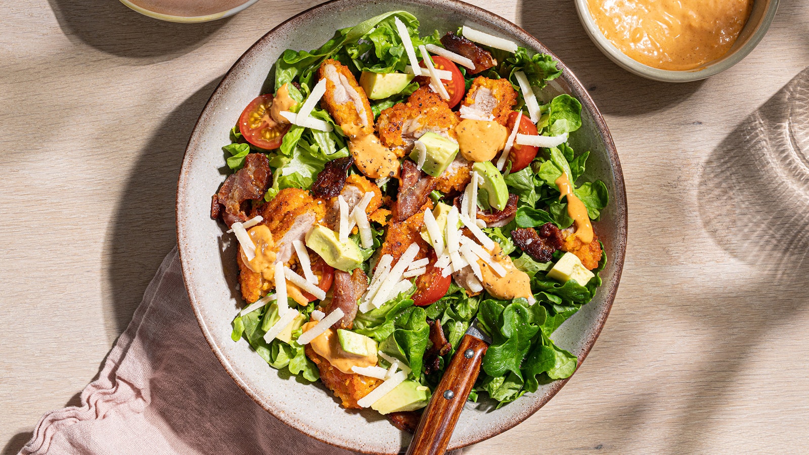 Rask salat med crispy kylling, bacon og avokado 