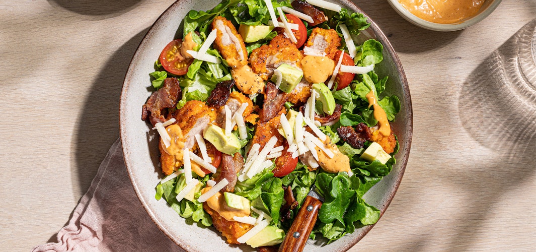 Rask salat med crispy kylling, bacon og avokado 