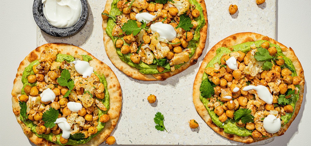 Minipizza med sprø grønnsaker og kremet avokado