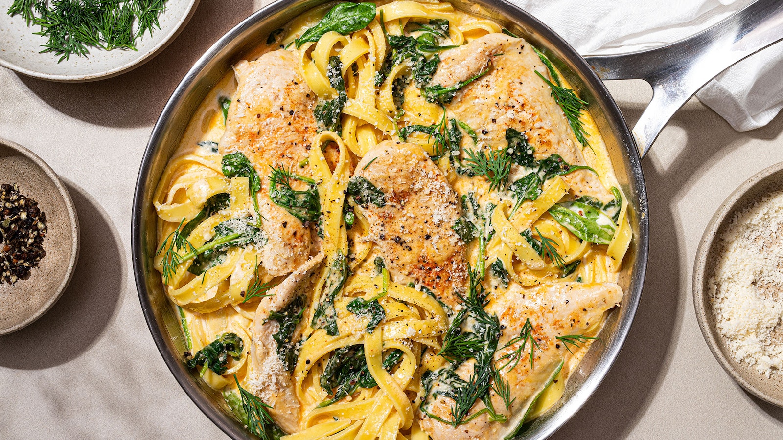 Rask kremet kyllingpanne med parmesan og pasta