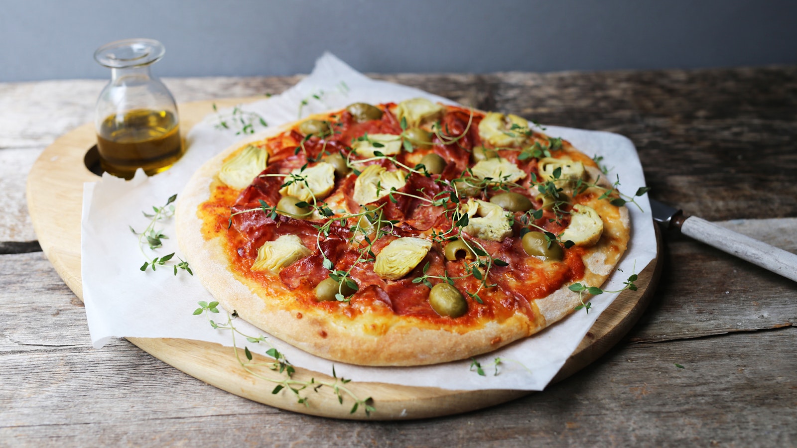 Pizza med salami og artisjokk
