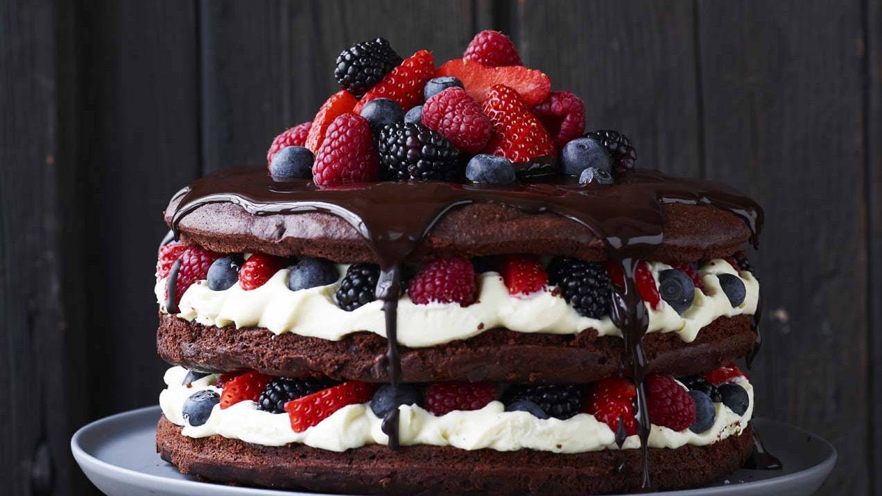 Sjokoladekake med hvit sjokoladekrem og friske bær