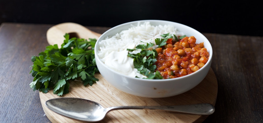 Herzhaftes Kichererbsen-Curry mit Reis und griechischem Joghurt