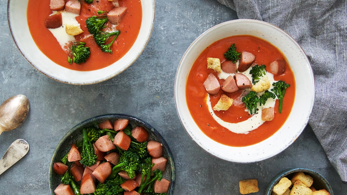 Tomatsuppe med pølser og brokkolini