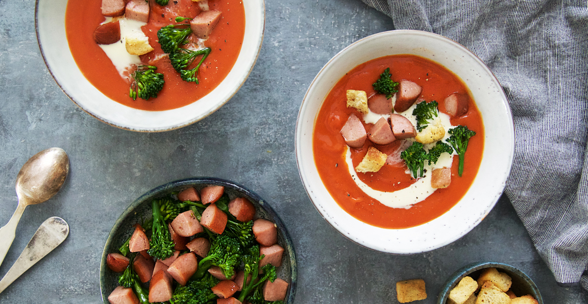 Tomatsuppe med pølser og brokkolini