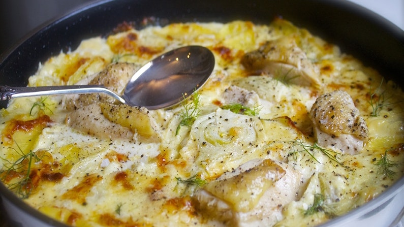 Fløtegratinerte poteter med fennikel og kyllingbiter