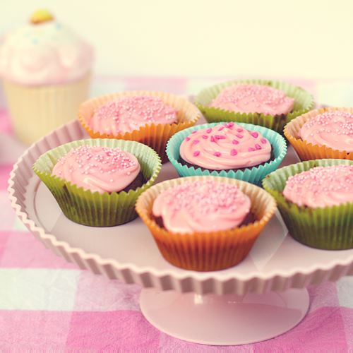 Choklad cupcakes med rosa vanilj och citronfrosting