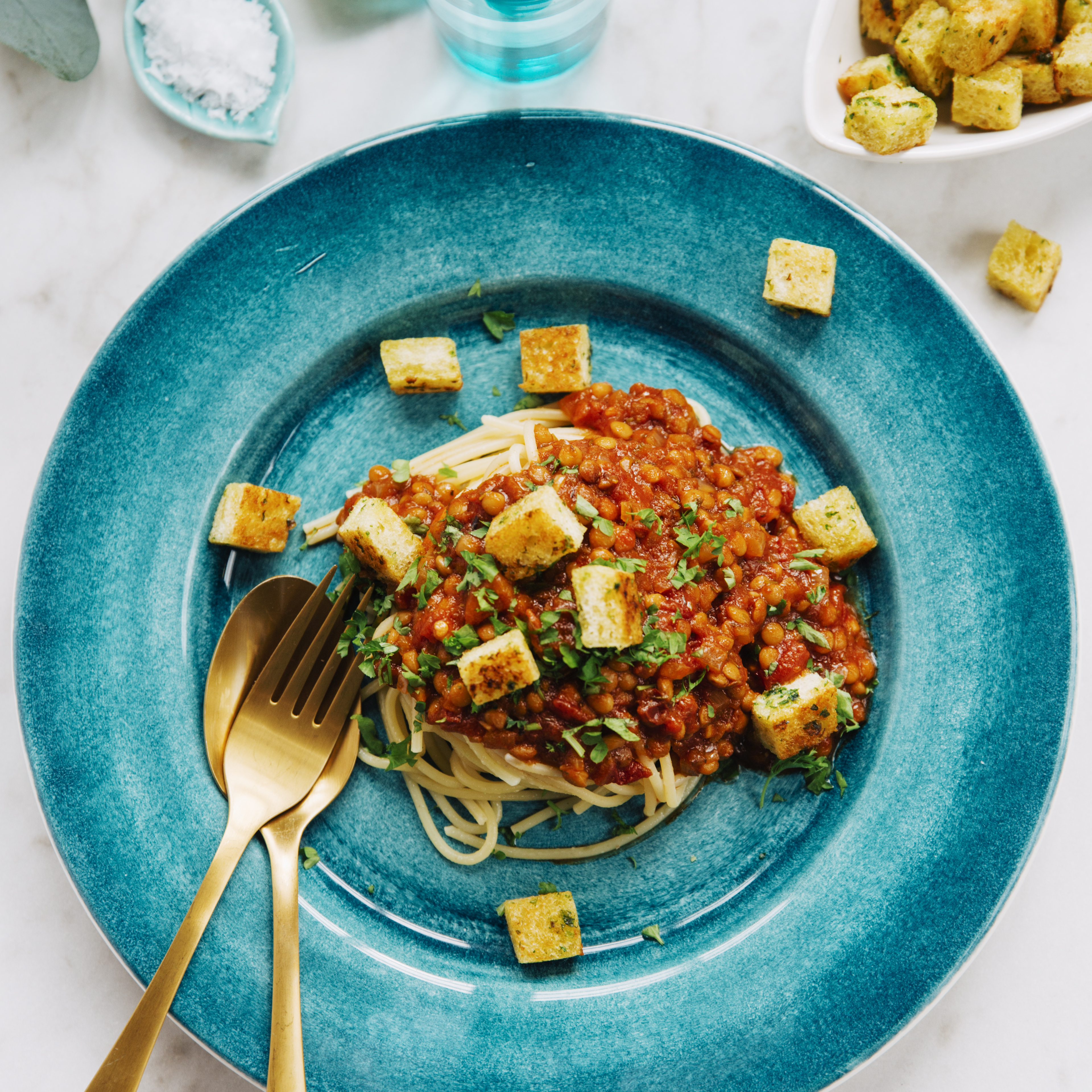 Spaghetti pomodoro med linser och persiljekrutonger