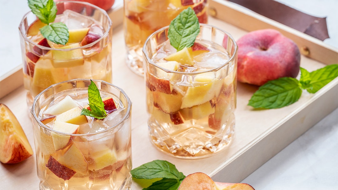 Alkoholfri sangria med persikor