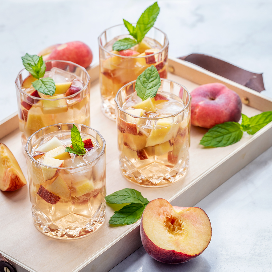 Alkoholfri sangria med persikor