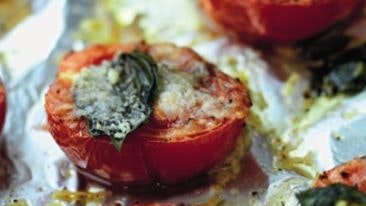 Parmesangratinerade tomater med basilika