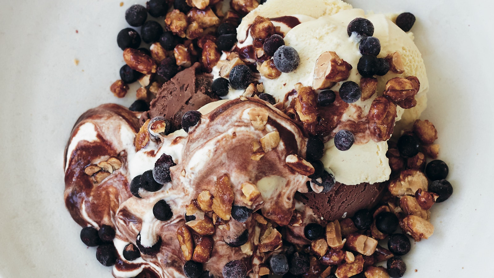 Sundae ice cream med jordnötter, blåbär och choklad