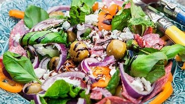 Salamisallad med fetaost och oliver