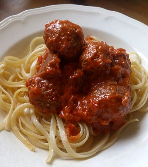 Vegetariska köttbullar med krämig tomatssås och pasta