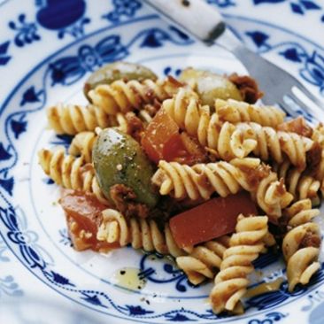 Pastasallad med soltorkade tomater och oliver