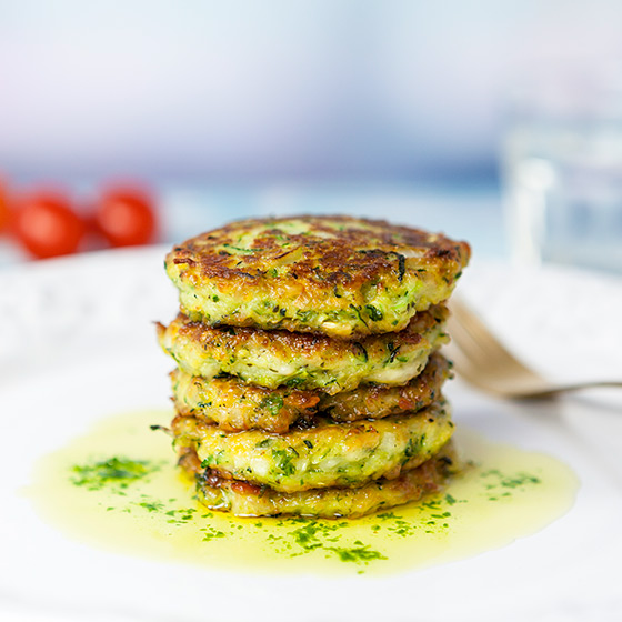 Zucchini-fritters med halloumi