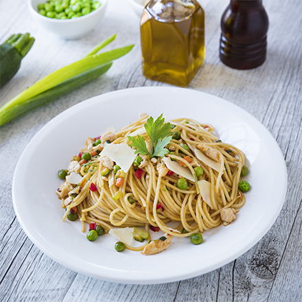Barilla Spaghetti med färgstarka grönsaker och rostad kyckling