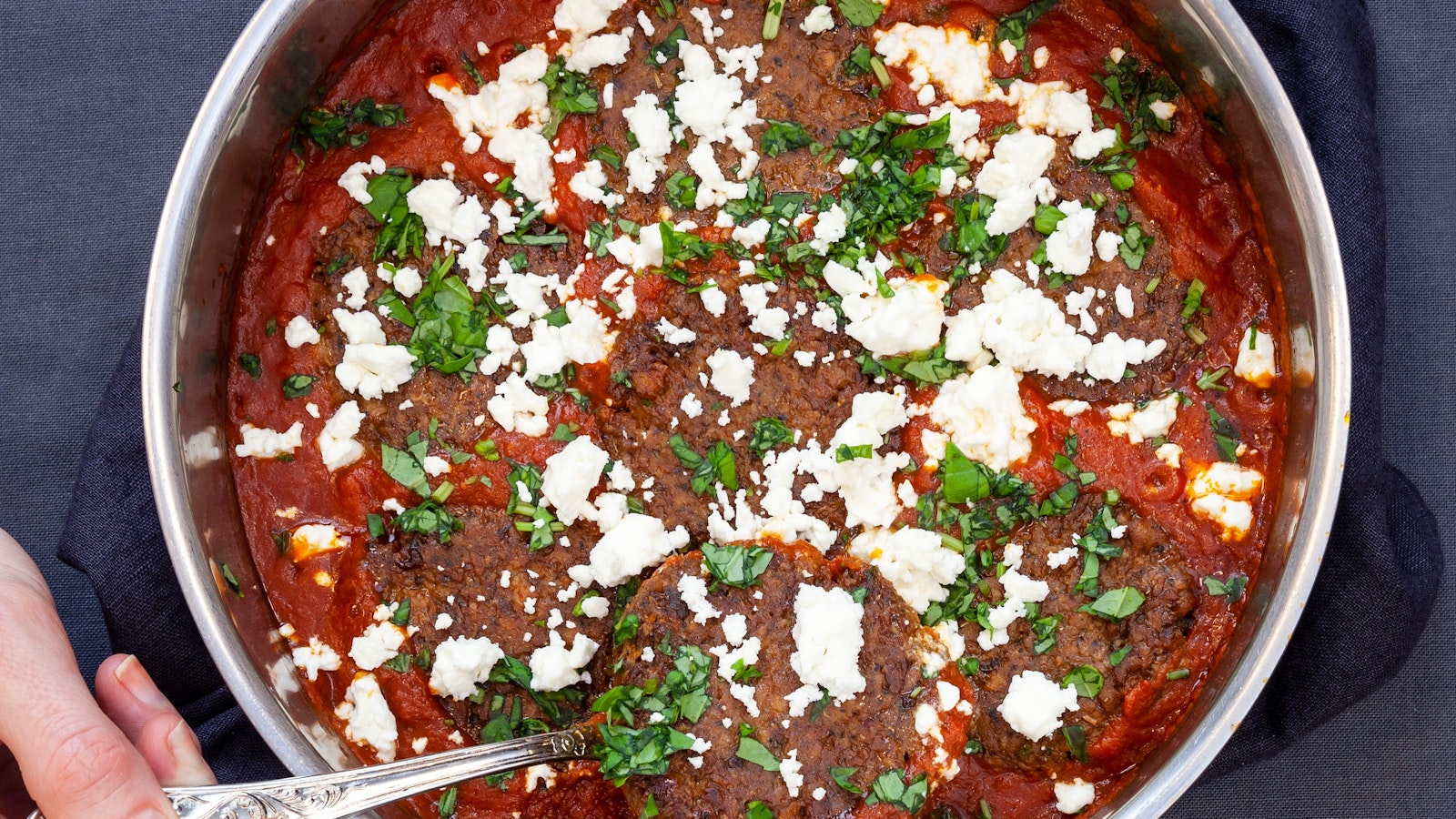 Grekiska färsbiffar med fetaost i tomatsås