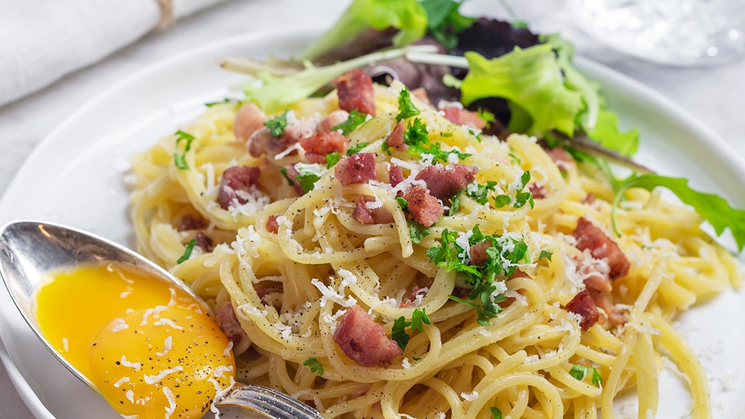 Spaghetti carbonara med sallad