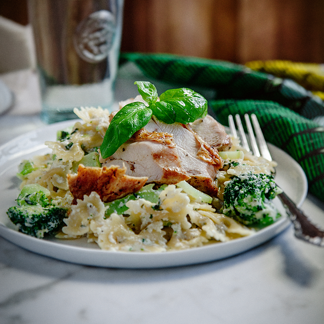 Krämig kycklingpasta i ricottasås och broccoli