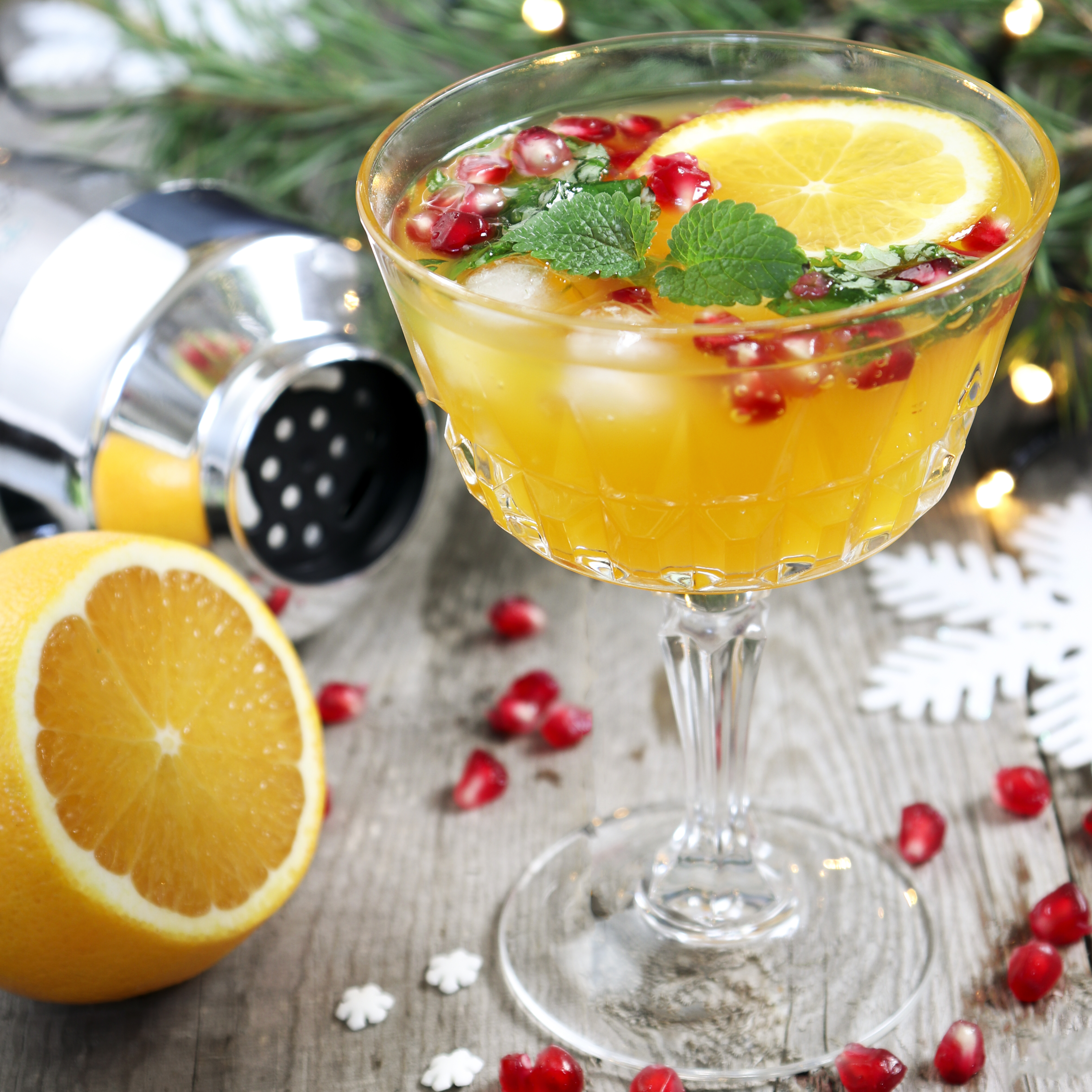 Spritsig julcocktail med apelsin och granatäpple