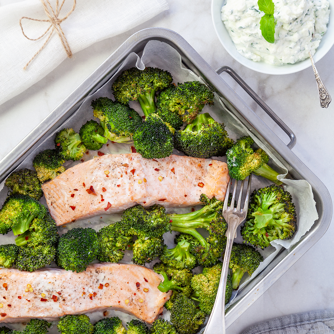 Ugnsbakad lax med broccoli och fetaostkräm