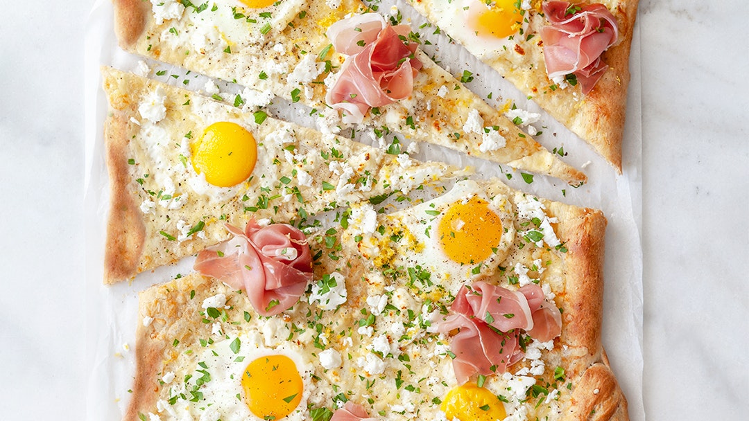 Pizza bianco med serrano, fetaost och krämigt ägg