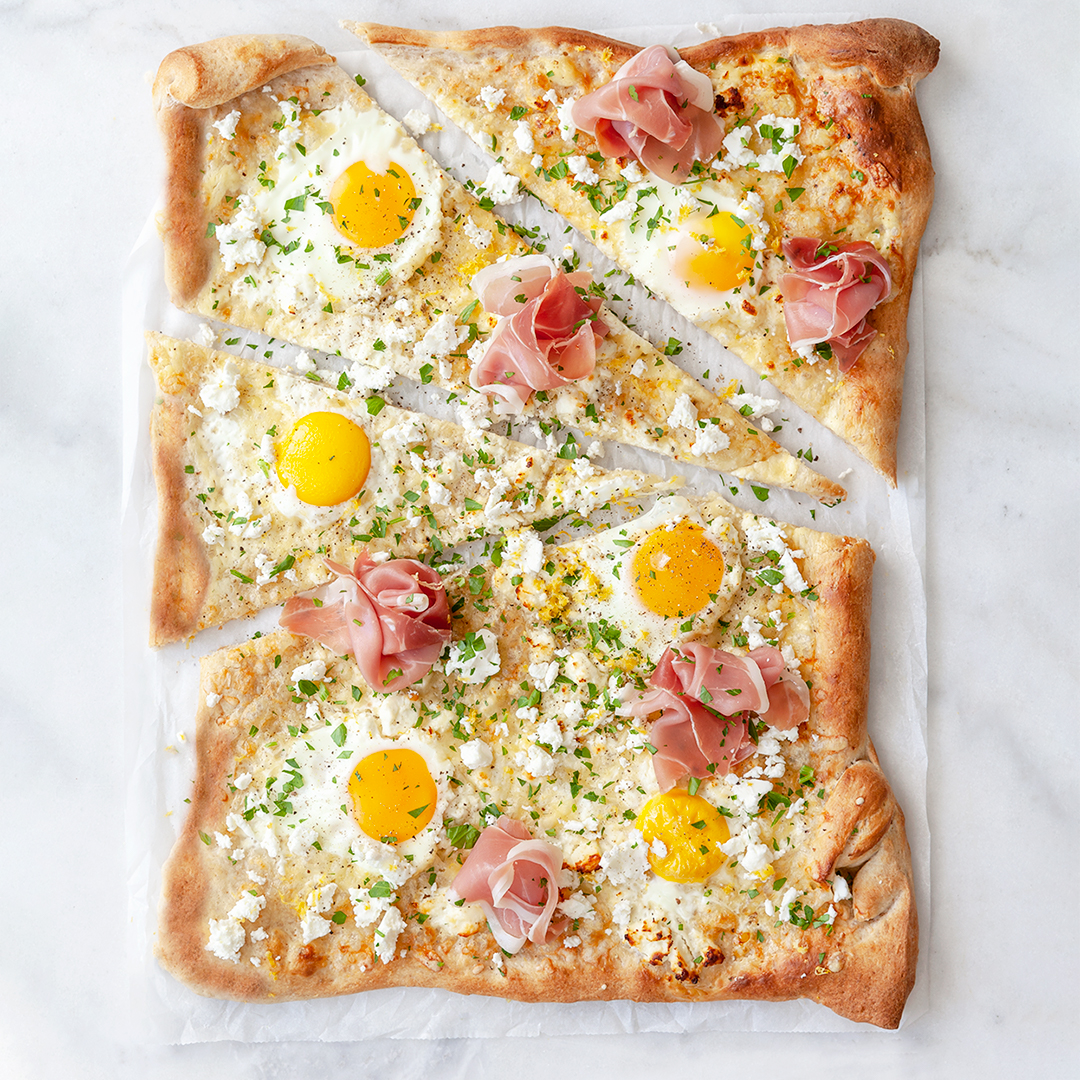 Pizza bianco med serrano, fetaost och krämigt ägg