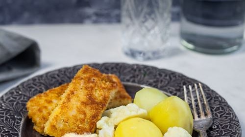 Gustavs panerade torsk med kall äggsås, kokt potatis och blomkål