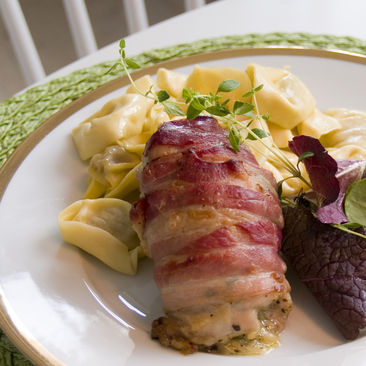 Baconlindad pesto & mozzarella-fylld kycklinglårfilé