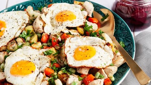 Kycklingpytt med stekt ägg och rödbetor
