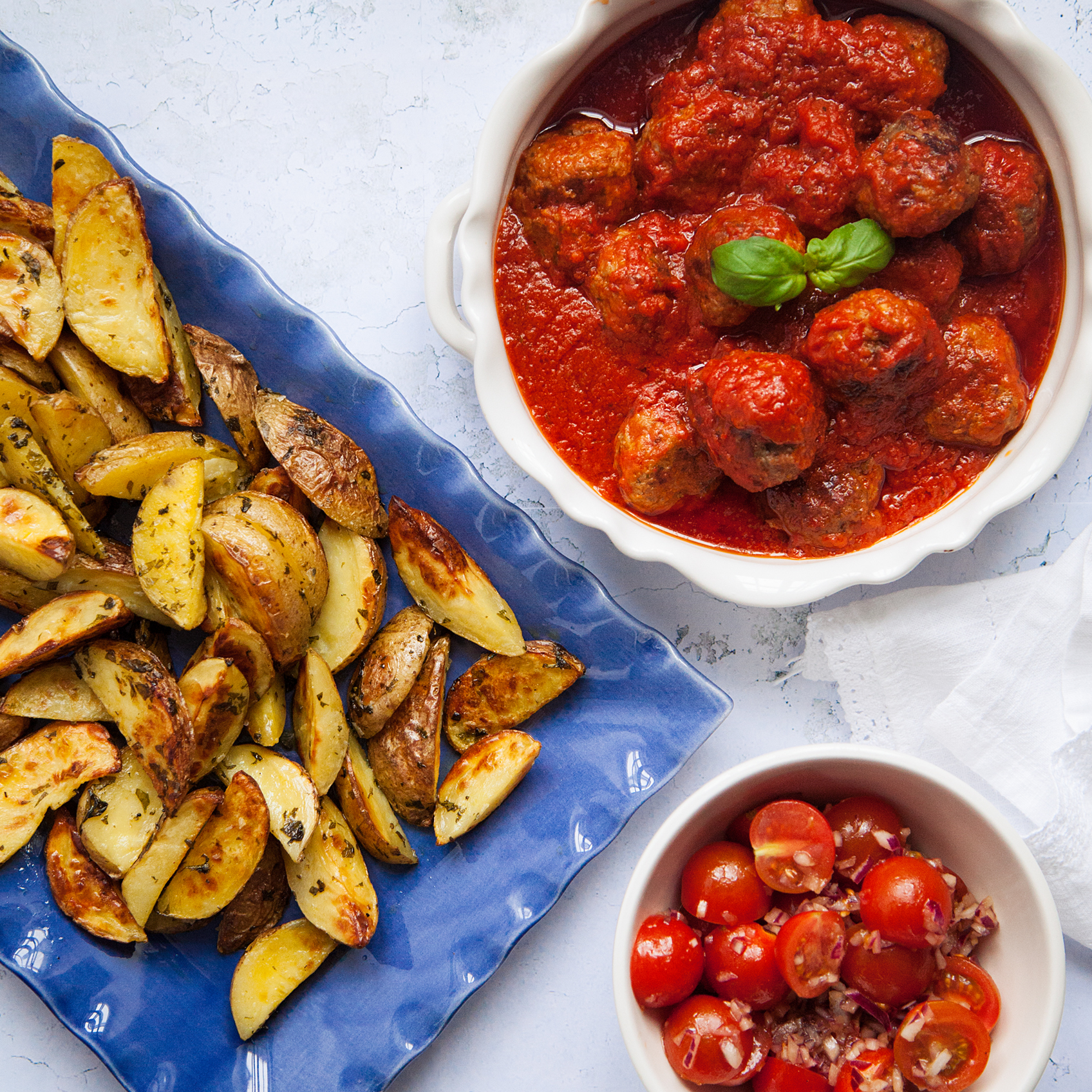 Italienska köttbullar i tomatsås med basilikarostad potatis