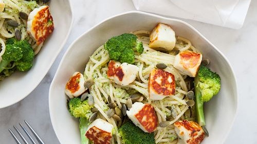Broccolipesto med pasta och stekt halloumi