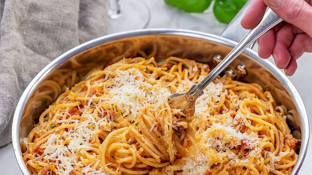Salsicciafräs med pasta och pecorino