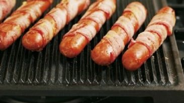 Baconlindad grillkorv