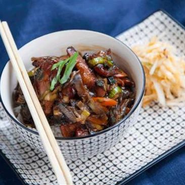 Hot sticky wok med sidfläsk och snabbkimchi