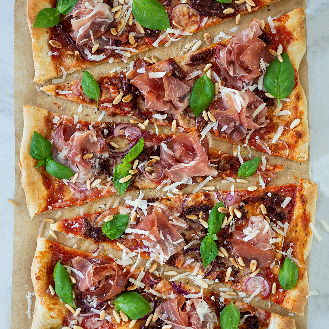 Pizza med serrano, soltorkad tomat och parmesan