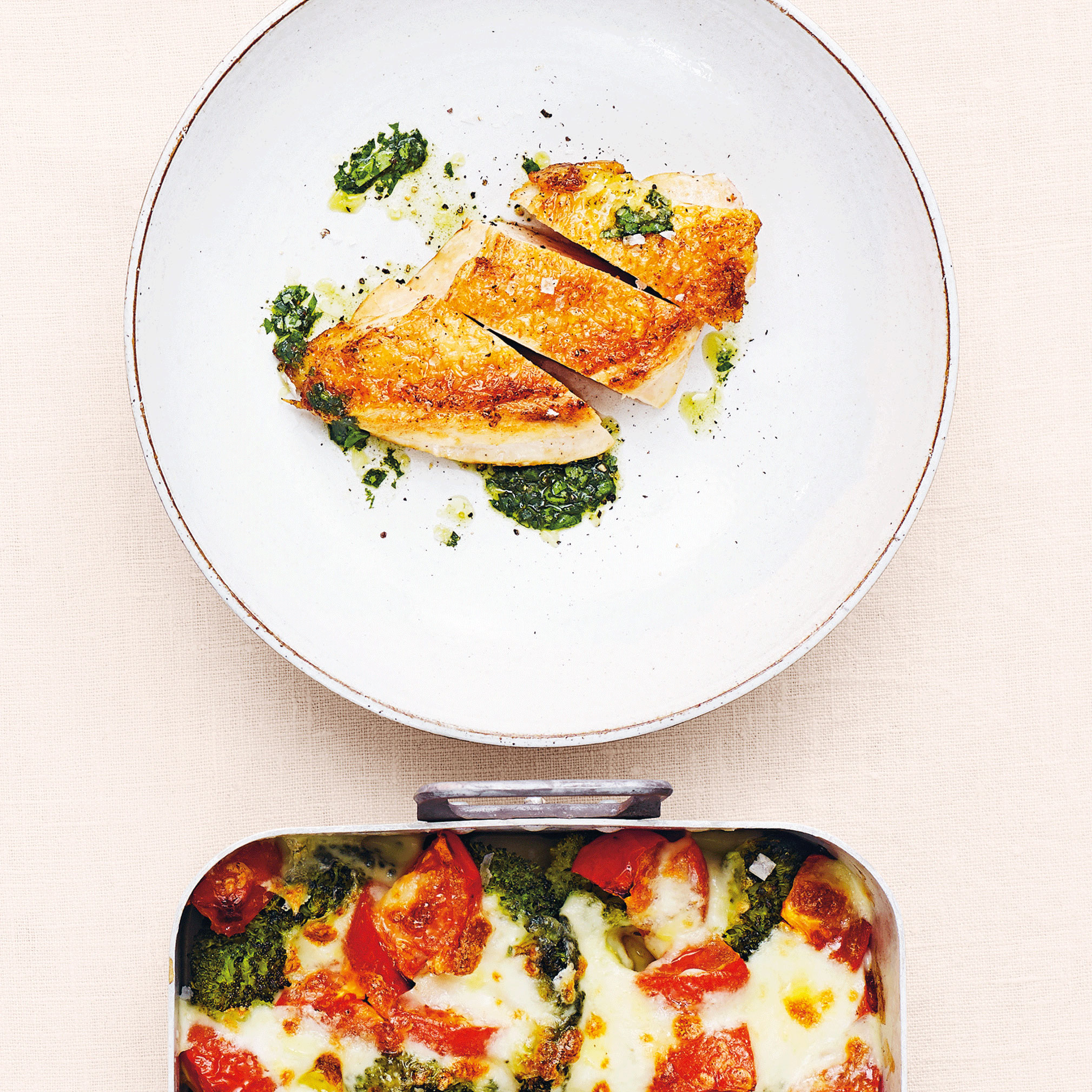 Fredagskockens kyckling med mozzarellagratinerad broccoli och tomat