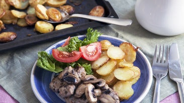 ”Pepparstek” med gräddsås, svamp och ugnsråstekt potatis