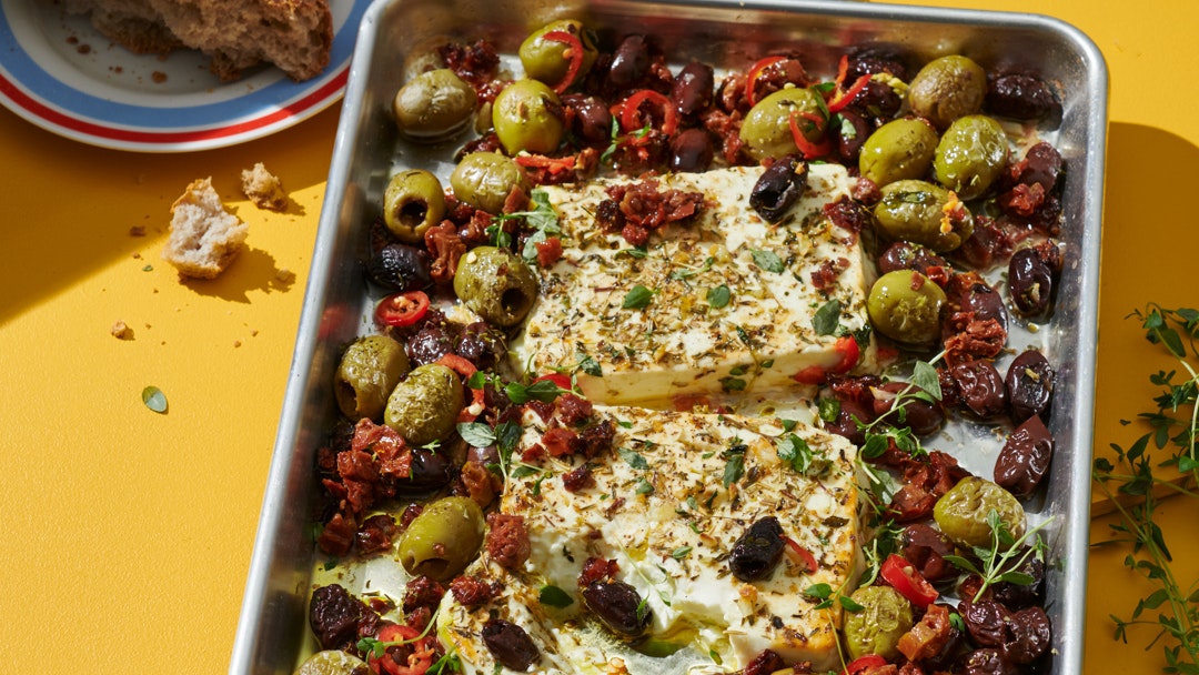 Bakad fetaost med örter och oliver