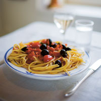 Spagetti med tomat- och sardellsås