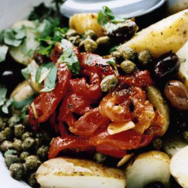 Potatissallad med oliver, kapris och rostad paprika